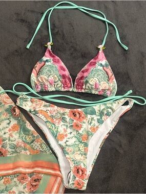 Women’s Matching Bikini Top, Bottoms and Wrap NWOT